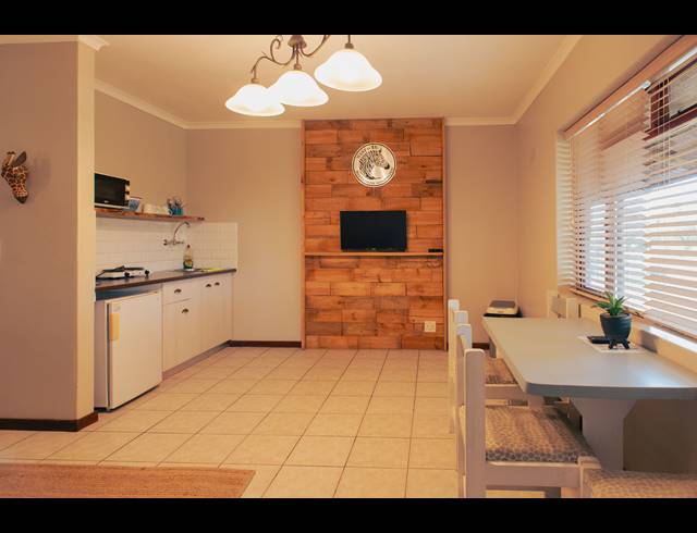 1,500M² LODGE FOR SALE IN HARTEBEESFONTEIN